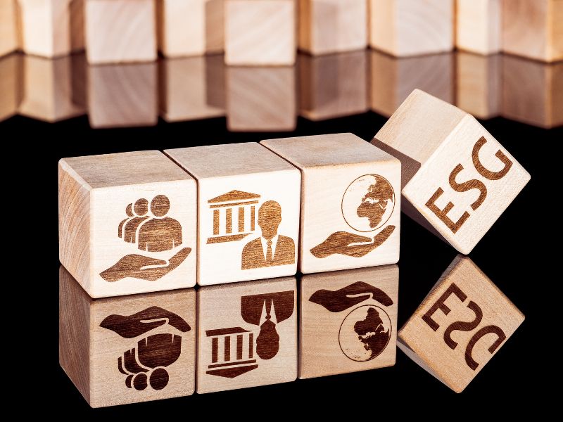 4 cubi di legno con scritte esg e simboli della sostenibilità