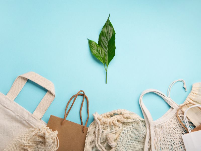 sacchetti con foglia verde a simbolo del pericolo di greenwashing