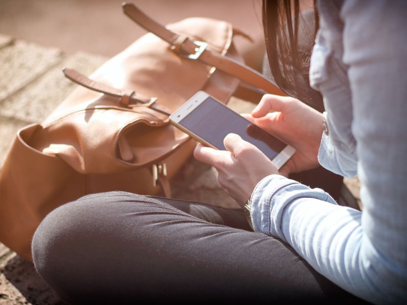 ragazza con cellulare