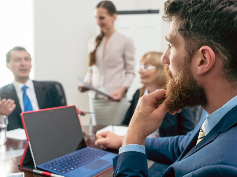 ragazzo ascolta una consulenza aziendale in ufficio