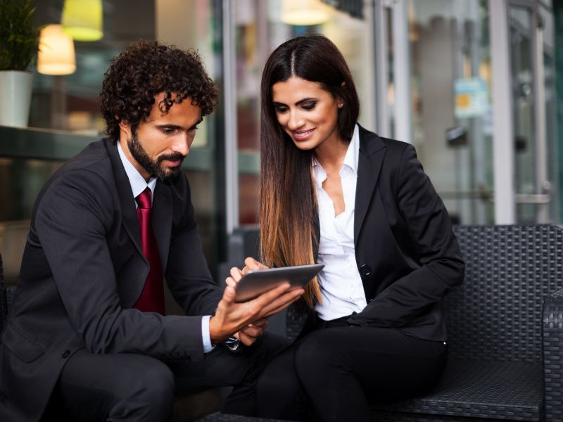 uomo e donna parlano a simbolo della formazione per capire come digitalizzare un’azienda
