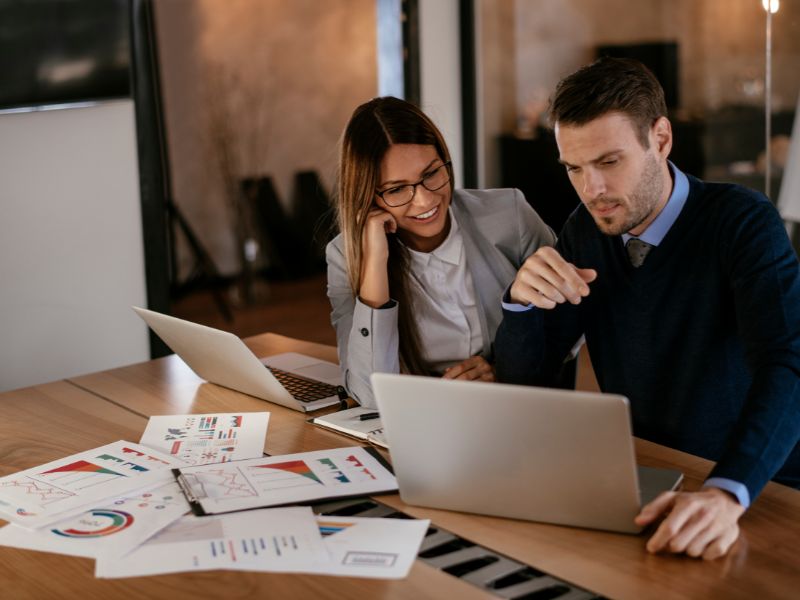 uomo e donna in ufficio si occupano di gestione dei dati di prodotto