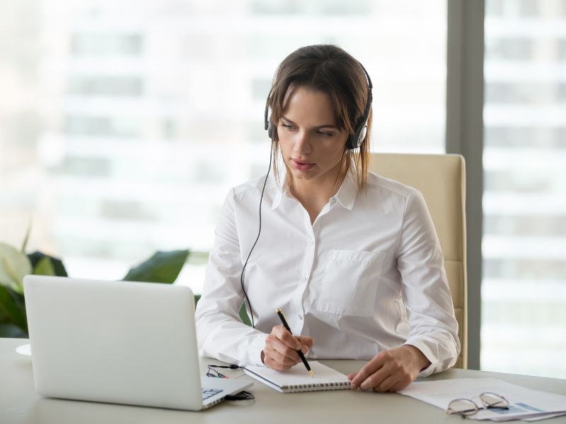 ragazza segue un webinar